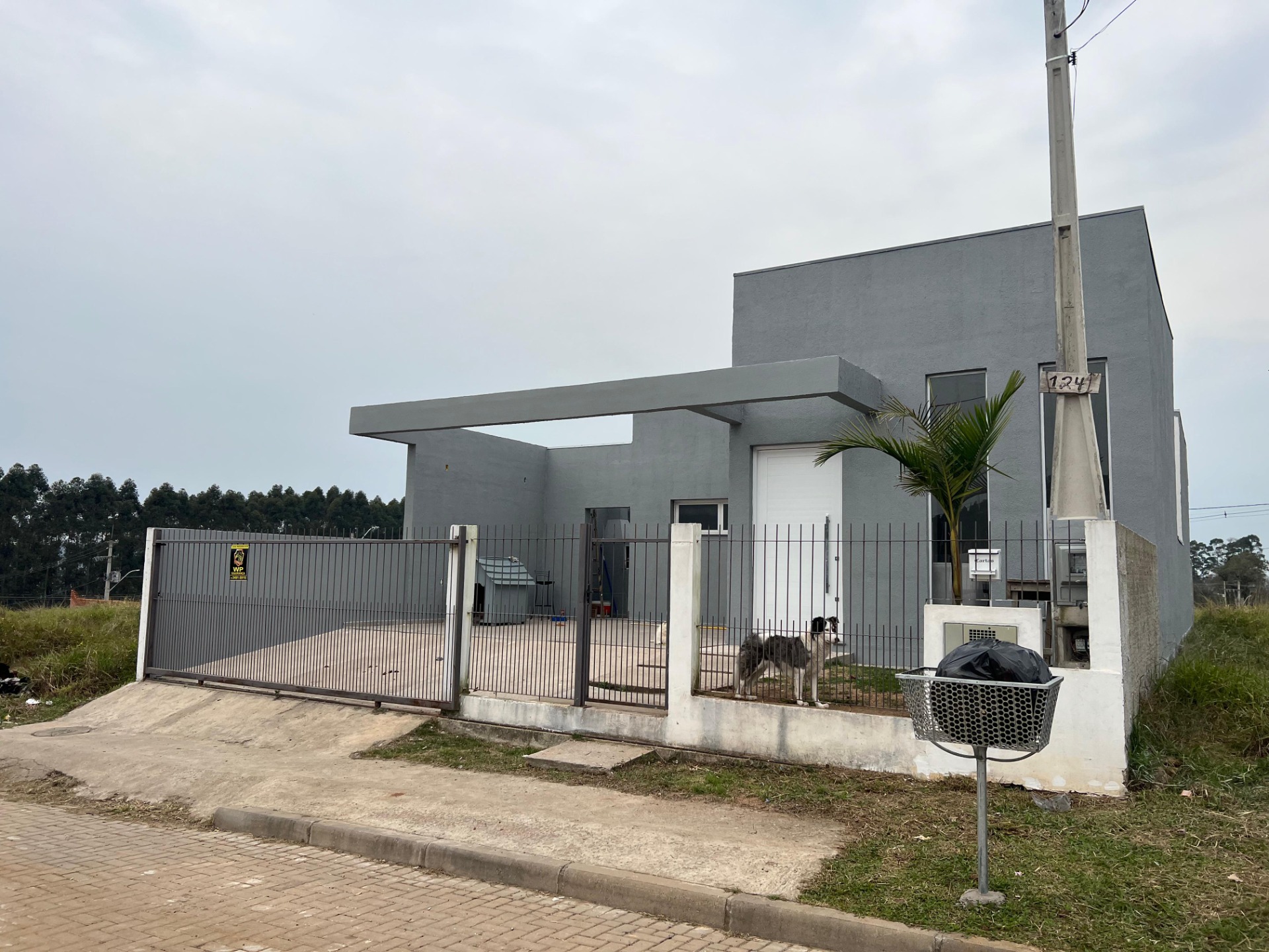 Casa de 2 Quartos | 85 m² Uma casa aconchegante e bem distribuída, perfeita para sua família! 🔹 2 Quartos: Amplos e confortáveis, ideais para relaxar. 🔹 2 Banheiros: Praticidade e conforto para o seu dia a dia. 🔹 Sala de Estar: Espaçosa e iluminada, perfeita para receber visitas ou relaxar. 🔹 Cozinha: Moderna, com espaço suficiente para armários e eletrodomésticos. 🔹 Área Externa: Ideal para lazer ou jardinagem